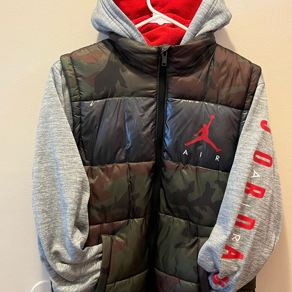 NW/OT jordan puffer best with sleeves. Boys large